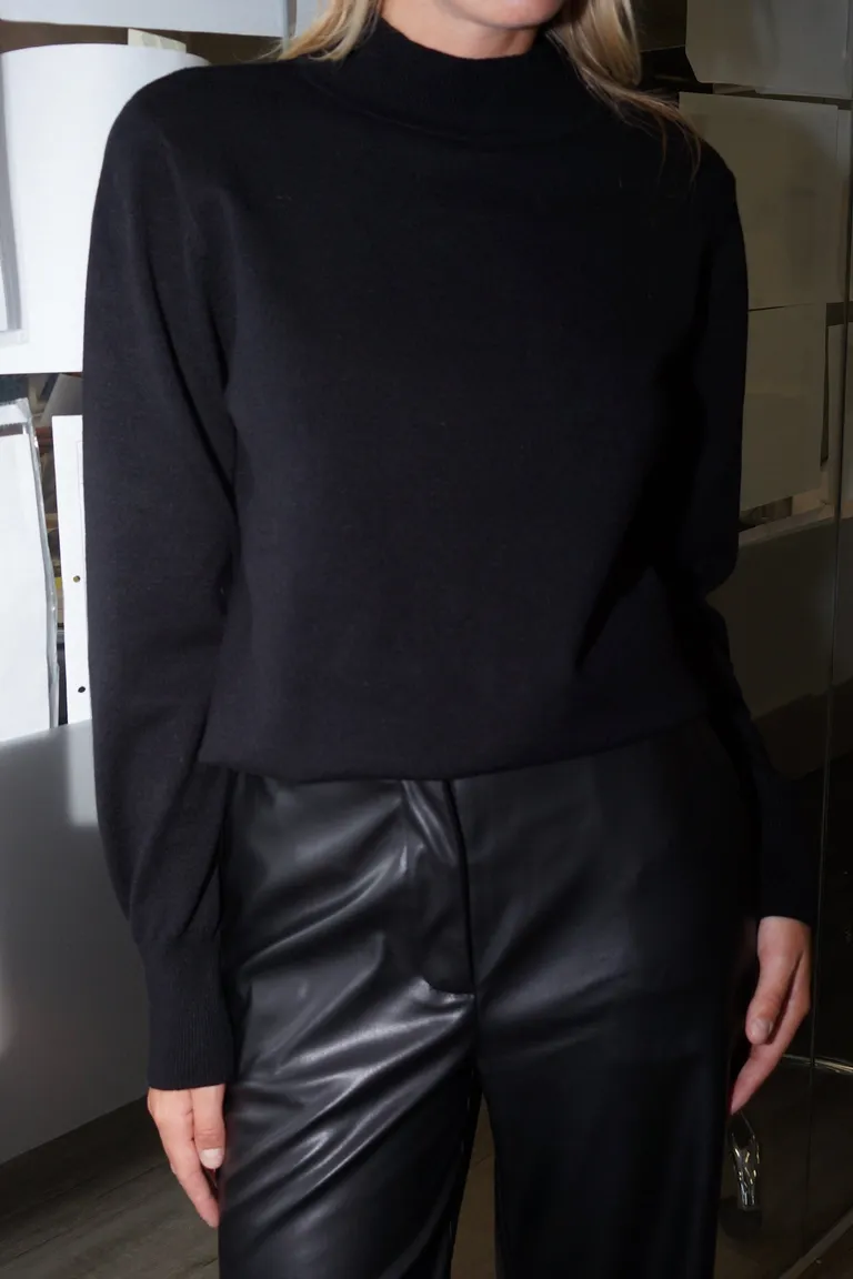 Sweater de dama con cuello alto y mangas largas de corte clásico de Naíma en Buzos y Sweaters para argentina