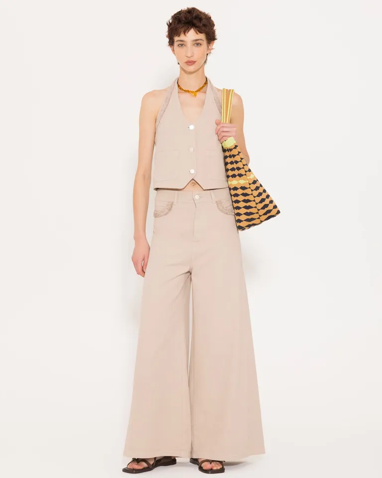 Pantalón de corte amplio y diseño elegante en tono beige de Jazmin Chebar en Pantalones para argentina
