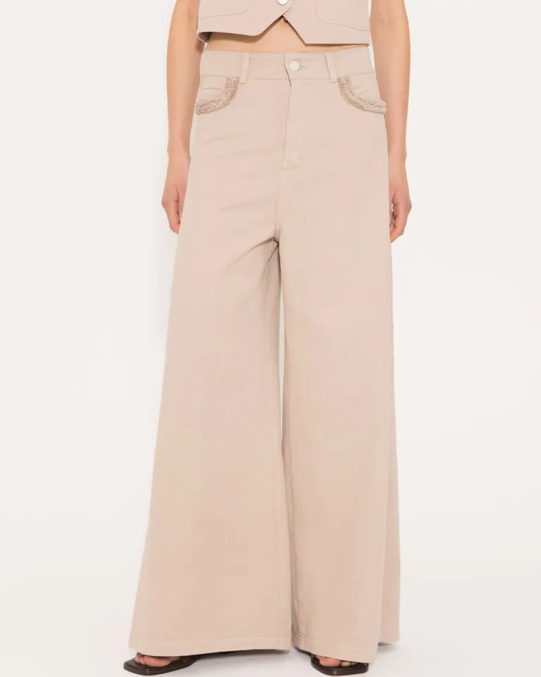 Pantalón de corte amplio y diseño elegante en tono beige de Jazmin Chebar en Pantalones para argentina