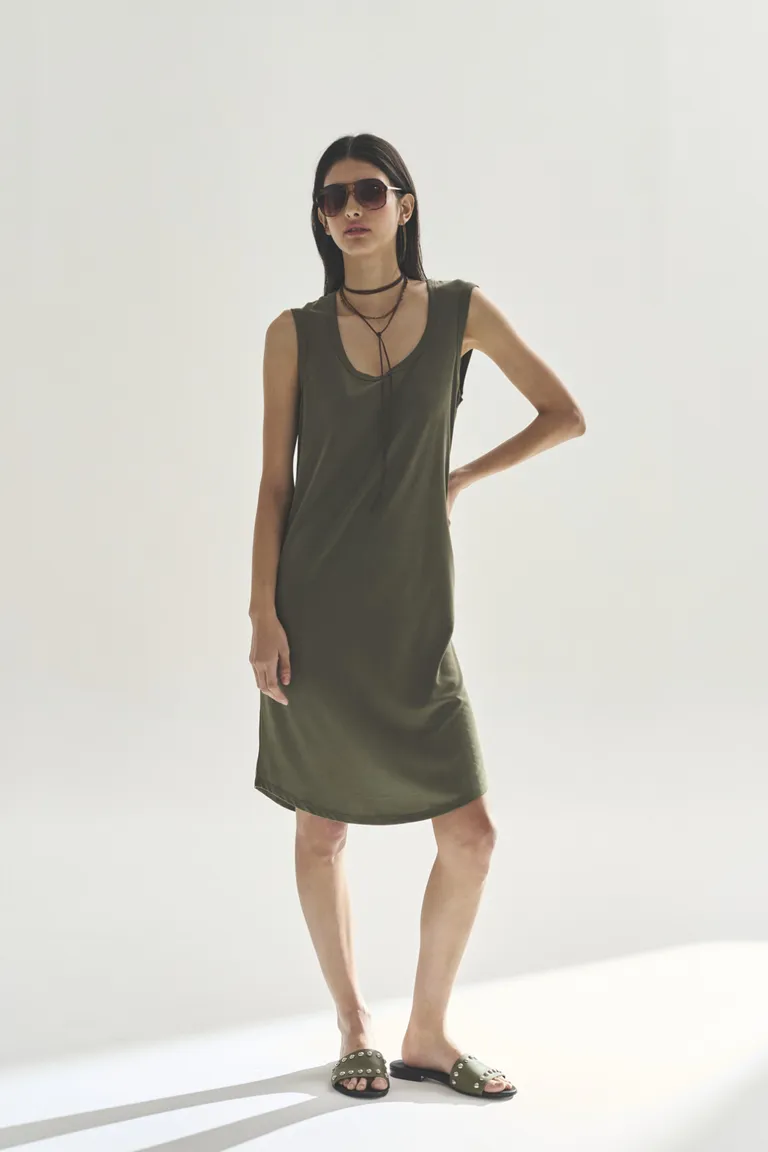 Vestido en tono verde olivo con escote en V y silueta recta de Akiabara en Vestidos para argentina