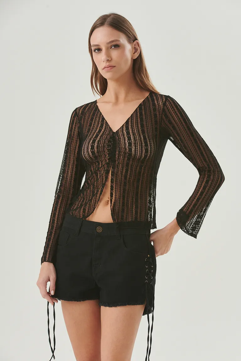 Remera Katie: Prenda elegante y moderna con diseño de encaje transparente de Sweet en Remeras para argentina