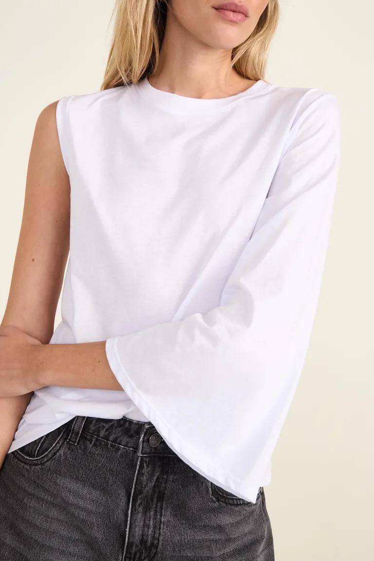 Remera asimétrica de escote redondo con una sola manga larga amplia para mujer de Cuesta Blanca en Remeras para argentina
