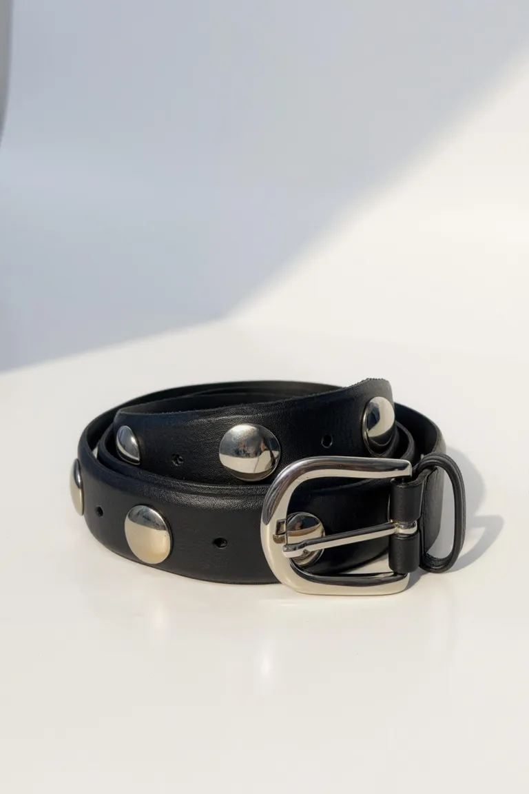 Cinturón de cuero negro con remaches bómbé, accesorio femenino y elegante de Maria Cher en Cinturones para argentina