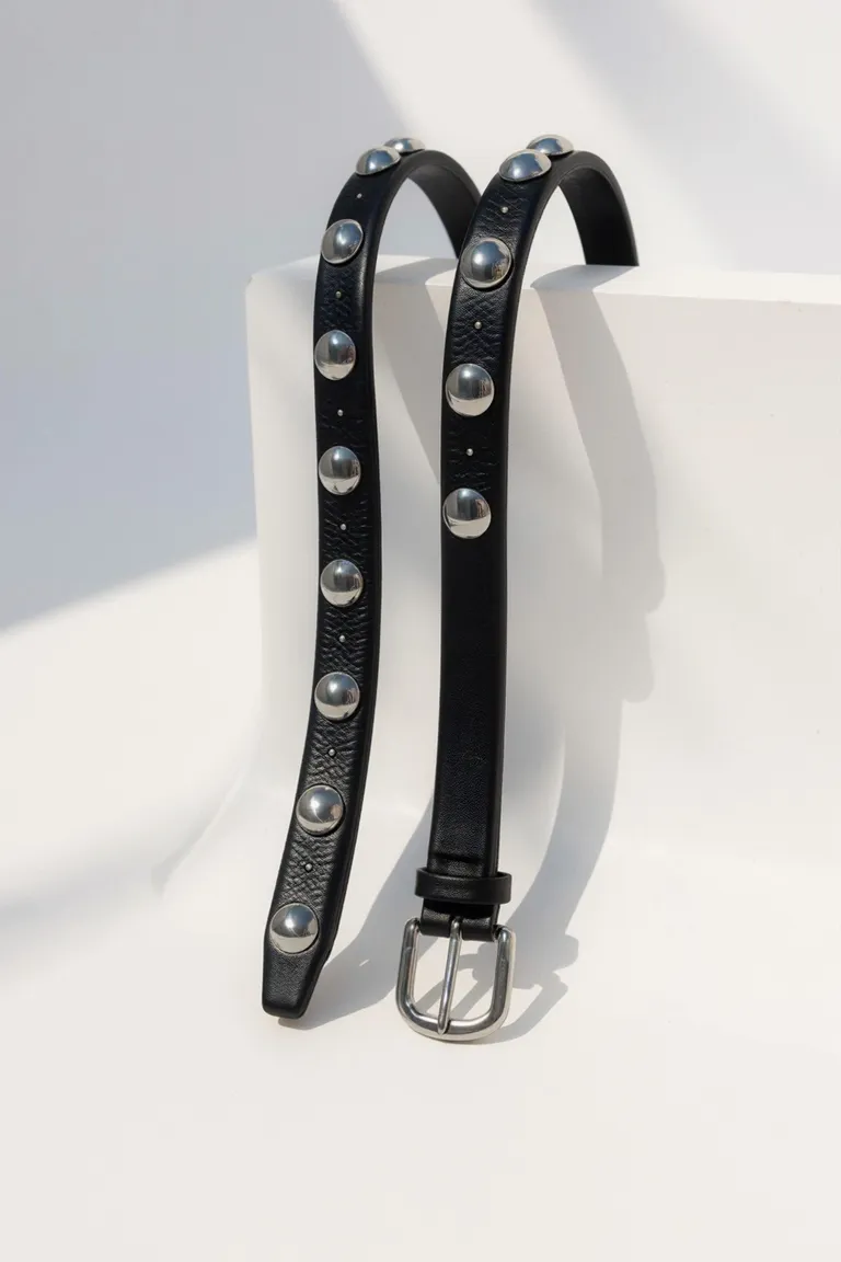 Cinturón de cuero negro con remaches bómbé, accesorio femenino y elegante de Maria Cher en Cinturones para argentina