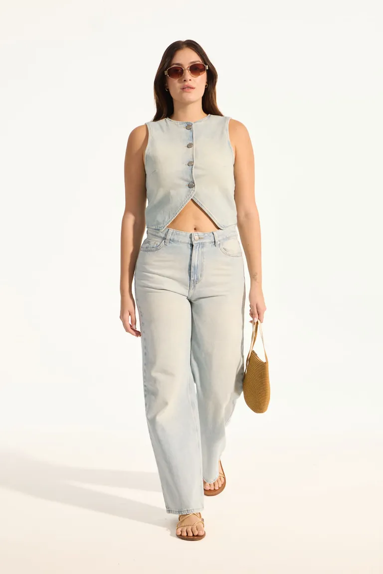 Pantalón de mezclilla de pierna ancha, tiro medio, ideal para un estilo casual y cómodo de Portsaid en Pantalones para argentina