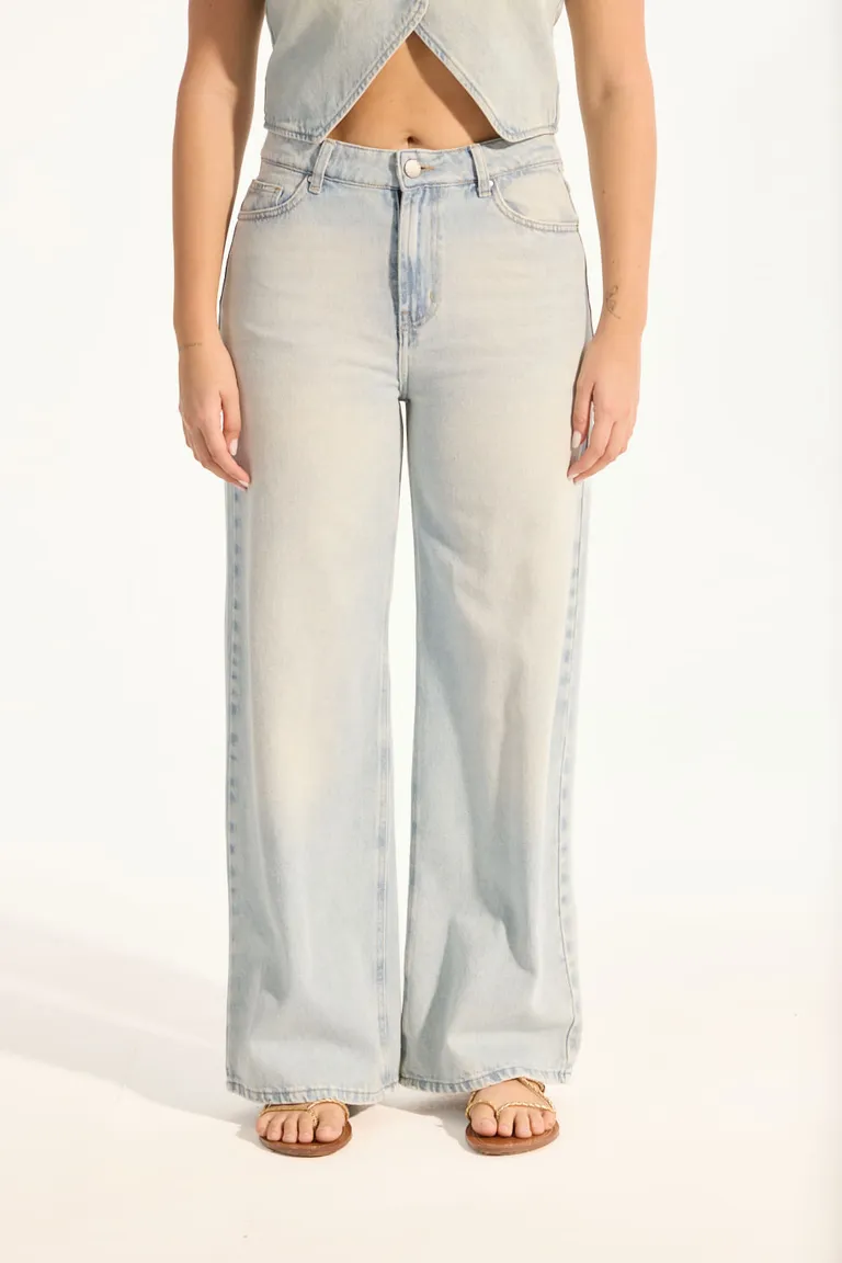 Pantalón de mezclilla de pierna ancha, tiro medio, ideal para un estilo casual y cómodo de Portsaid en Pantalones para argentina