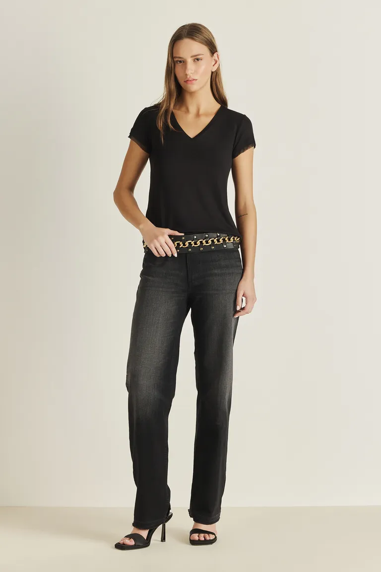 Remera negra de manga corta y escote en V con terminación traslúcida en las mangas de Tucci en Remeras para argentina