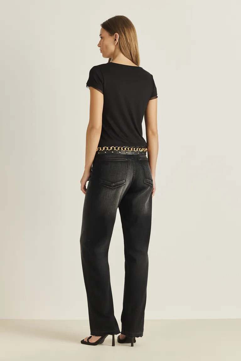 Remera negra de manga corta y escote en V con terminación traslúcida en las mangas de Tucci en Remeras para argentina