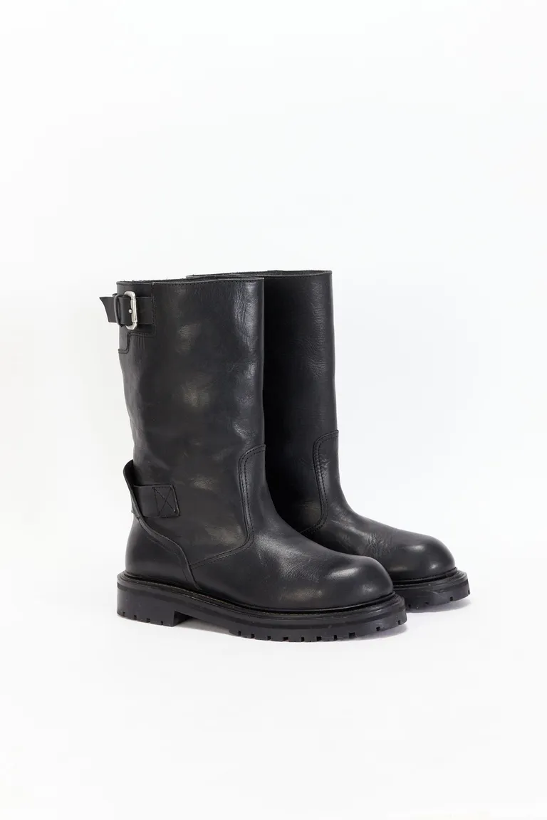 Bota de cuero negra de media caña con diseño biker para mujer de Maria Cher en Botas y Botinetas para argentina