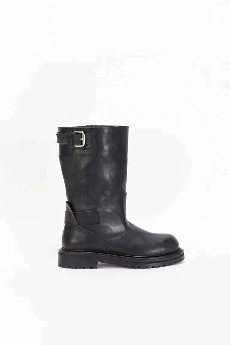 Bota de cuero negra de media caña con diseño biker para mujer de Maria Cher en Botas y Botinetas para argentina