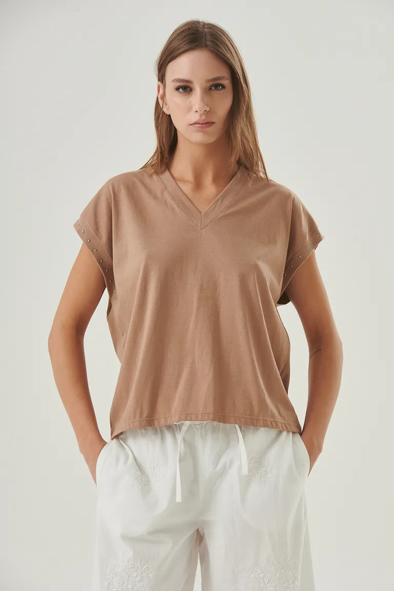 Remera de algodón con detalles metálicos y escote en V para un look casual y elegante de Sweet en Remeras para argentina