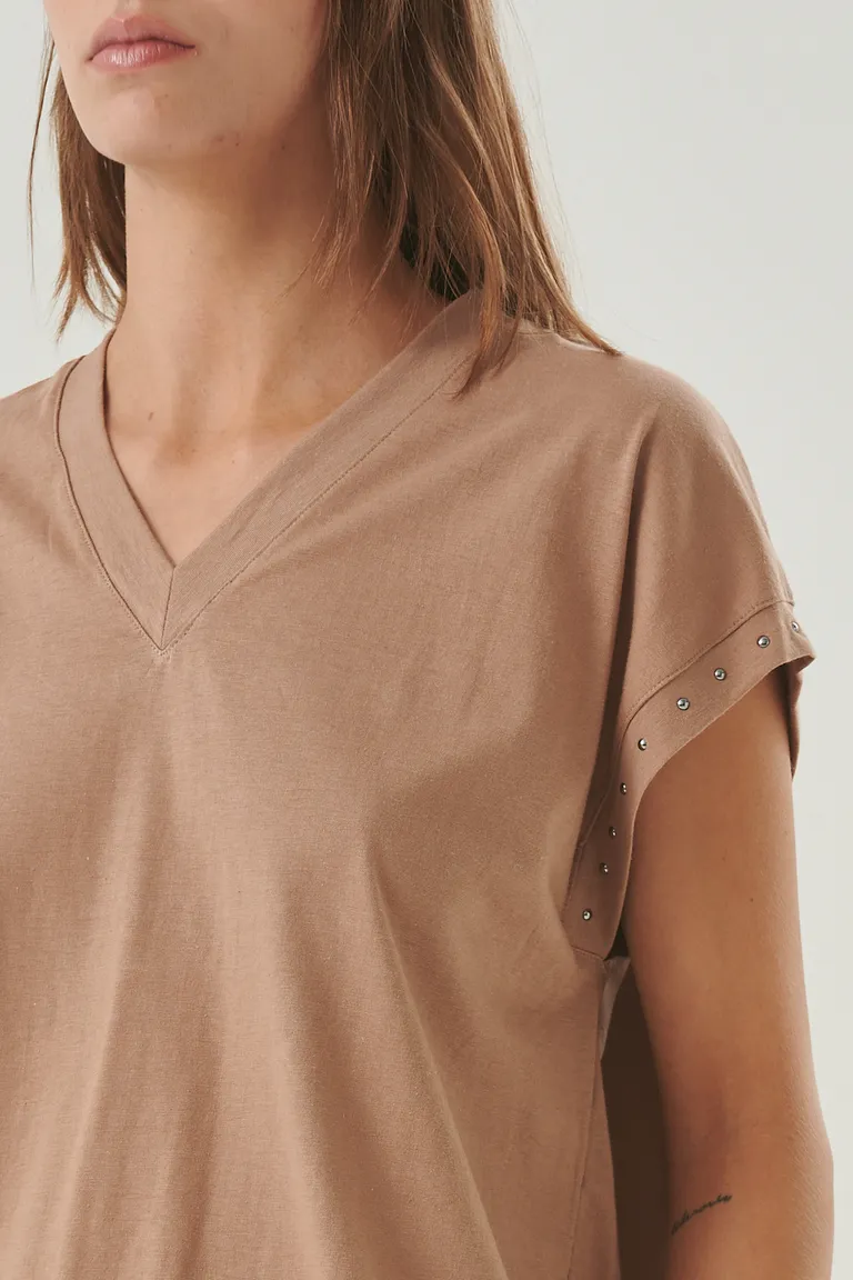 Remera de algodón con detalles metálicos y escote en V para un look casual y elegante de Sweet en Remeras para argentina