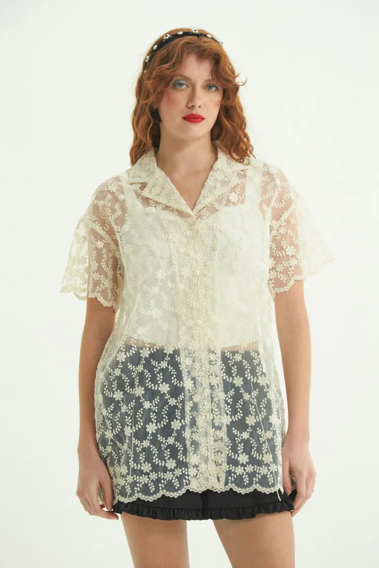 Blusa corta de encaje blanco con detalles en contraste y bordados exclusivos de Las Pepas en Blusas para argentina