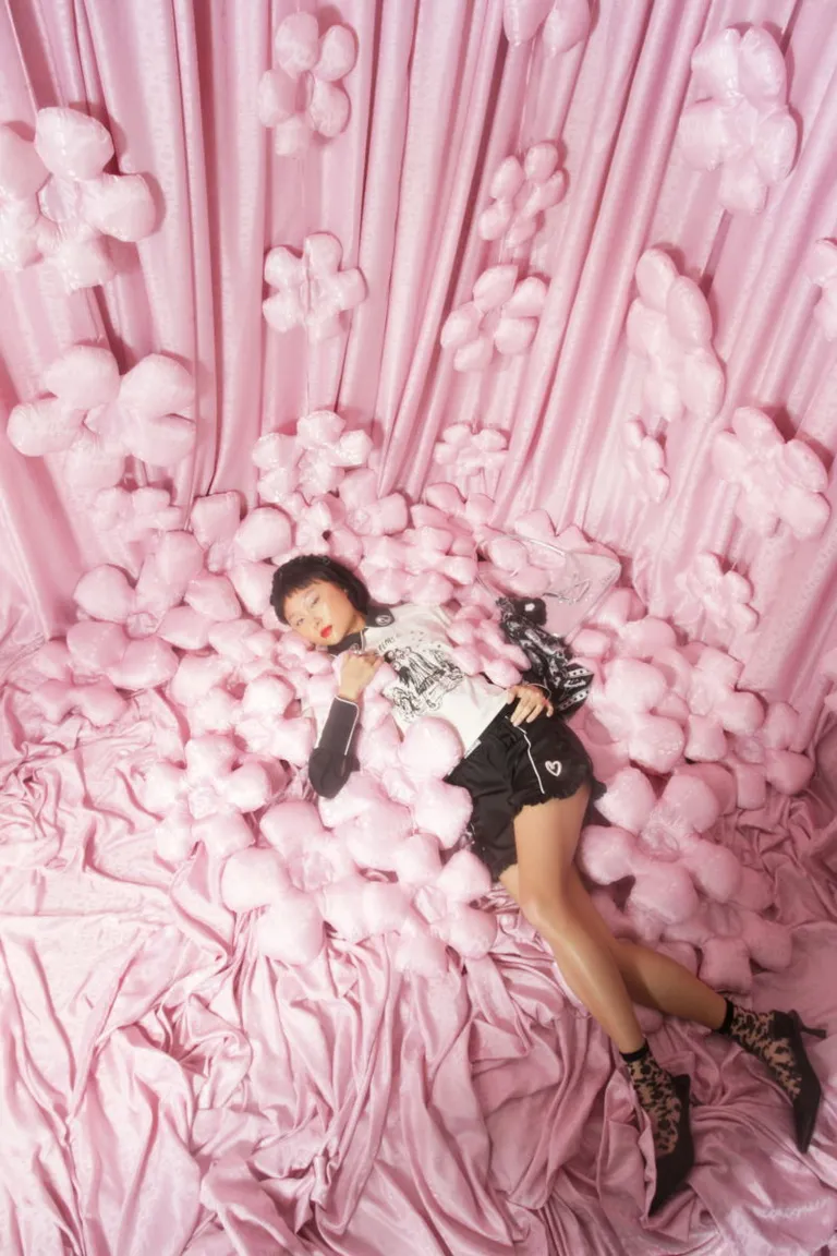 Blusa corta de encaje blanco con detalles en contraste y bordados exclusivos de Las Pepas en Blusas para argentina