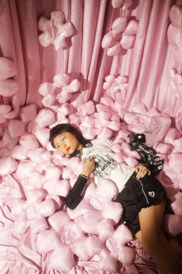 Blusa corta de encaje blanco con detalles en contraste y bordados exclusivos de Las Pepas en Blusas para argentina