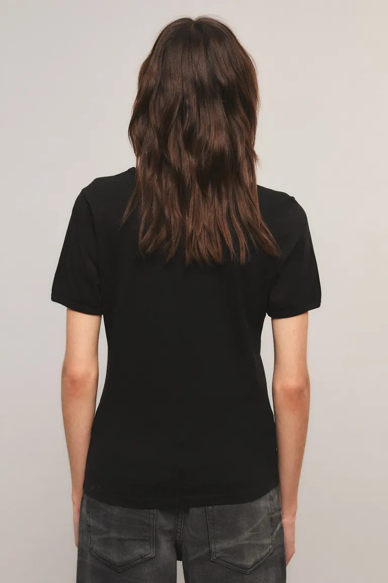 Remera manga corta con cuello en v estampa frontal y detalles de tachas aplicadas de Kosiuko en Remeras para argentina