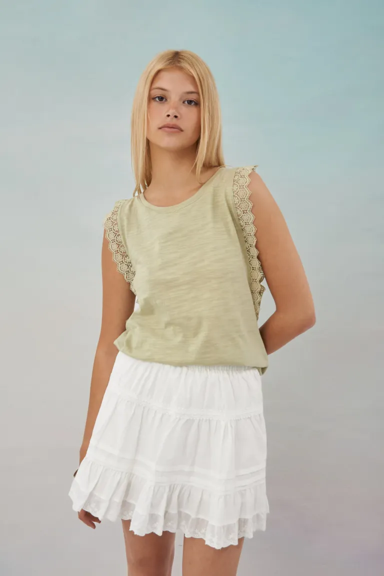 Musculosa recta de corte clásico en tono blanco para mujer de Apricot en Tops para argentina