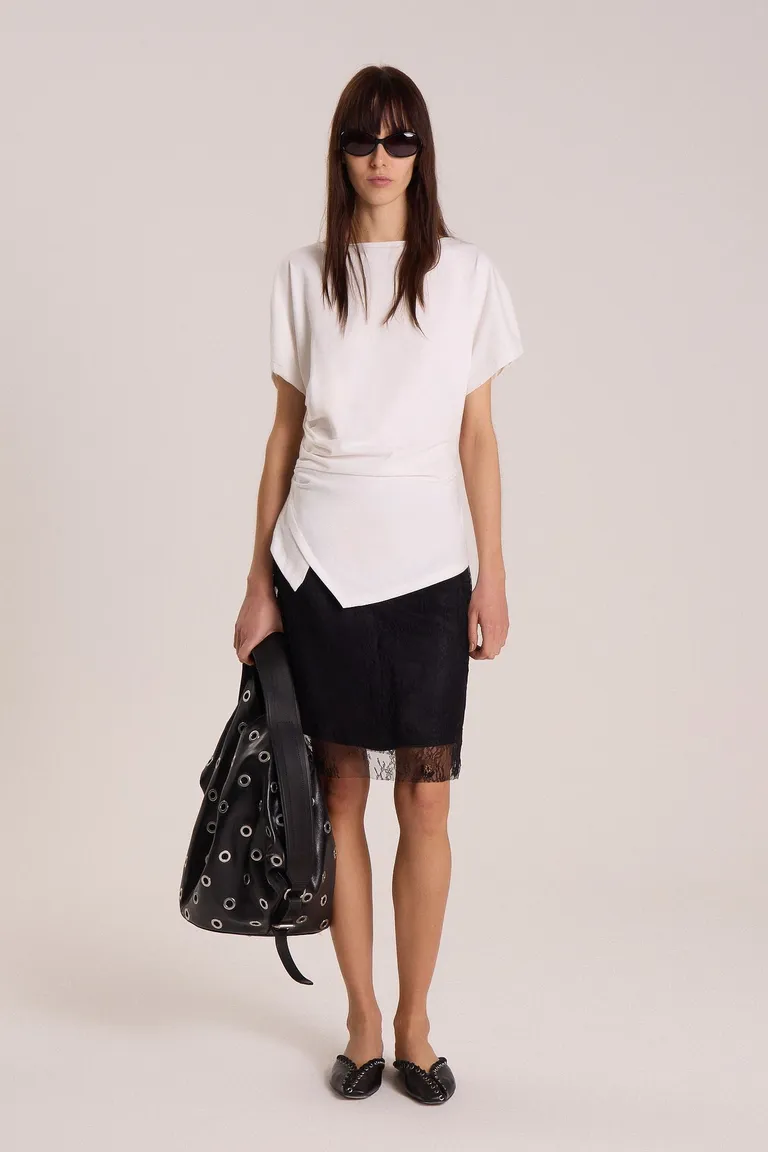 Falda negra de satén y encaje con silueta recta y lazo prolongado de Maria Cher en Faldas para argentina