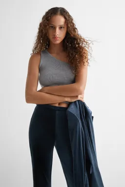 Pantalón recto terciopelo de Mango Teen en Pantalones para argentina
