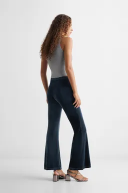Pantalón recto terciopelo de Mango Teen en Pantalones para argentina