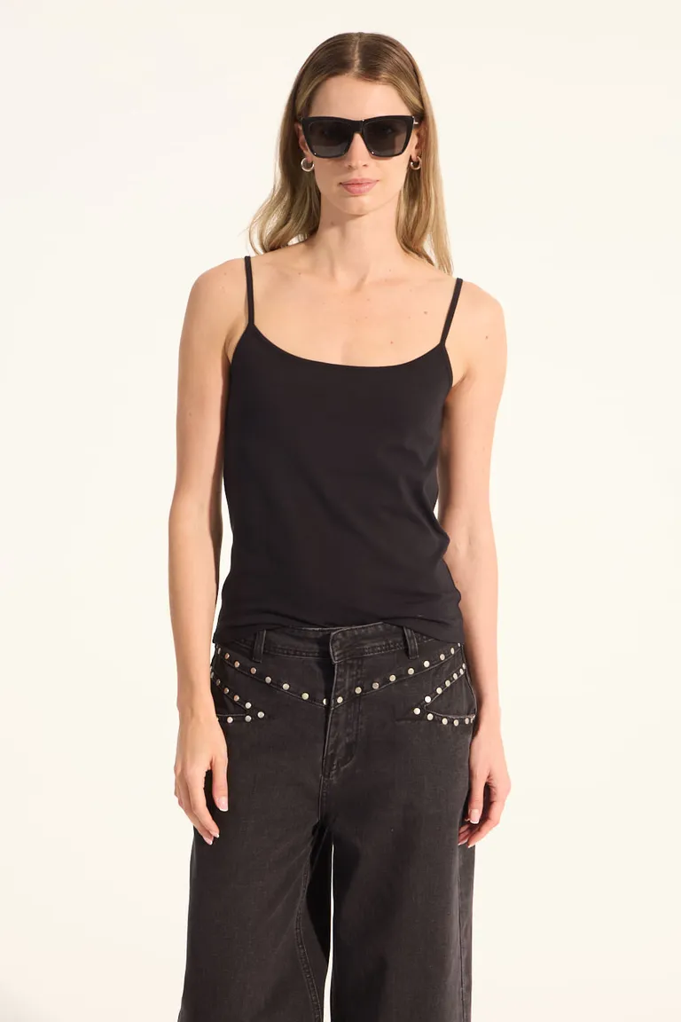 Musculosa de calce al cuerpo en color negro con detalles internos y breteles regulables de Portsaid en Remeras para argentina