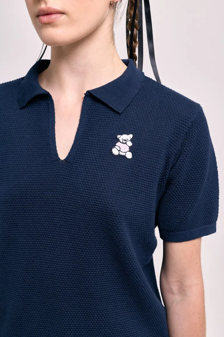 Chomba de mujer manga corta con cuello polo y detalle de bordado de osito en el frente de 47 Street en Remeras para argentina