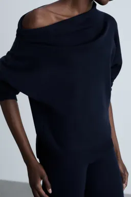 Sweater cuello asimétrico punto de Mango en Buzos y Sweaters para argentina