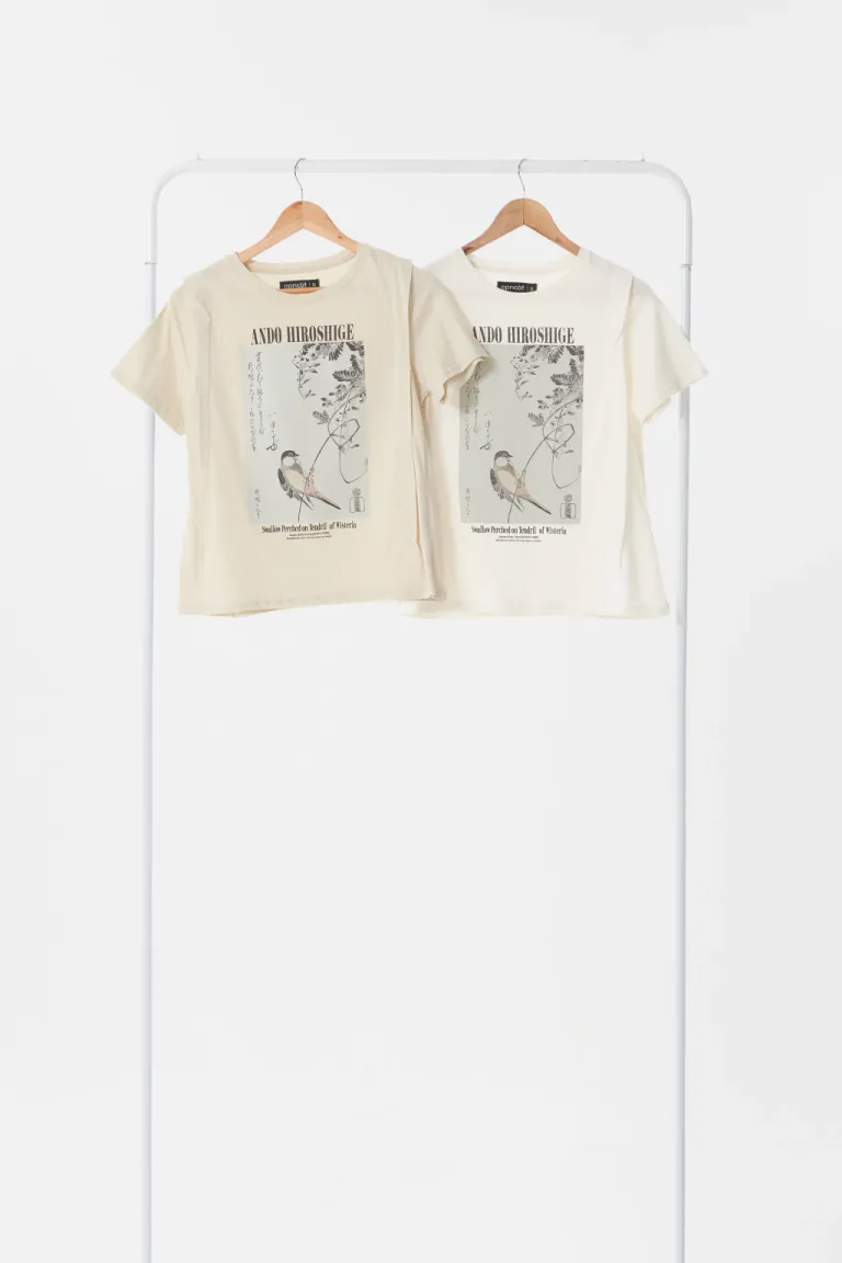 Remera blanca con impresión artística del artista japonés Hiroshige de Apricot en Remeras para argentina