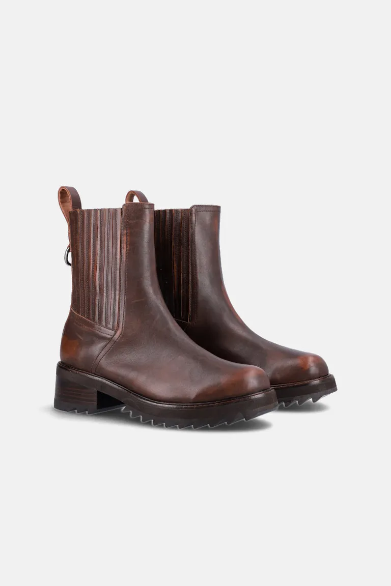 Botineta de caña media con paneles elásticos laterales y suela dentada track de Justaosadia en Botas y Botinetas para argentina