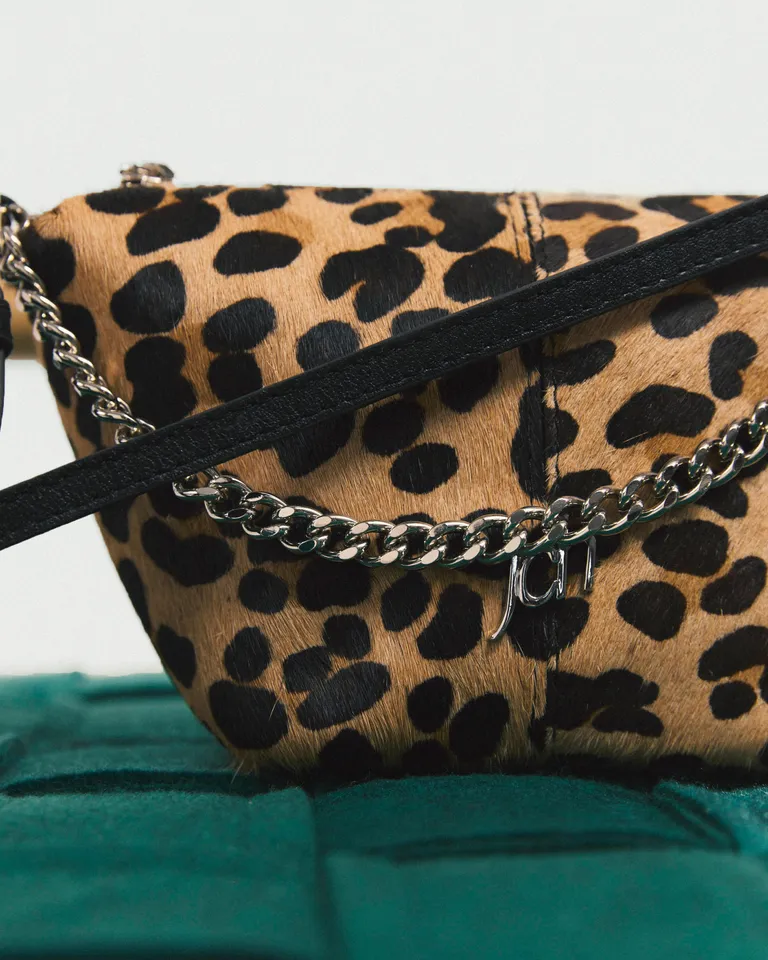 Bolso bandolera con estampado de animal salvaje y detalles en cuero de Jazmin Chebar en Bolsos y Carteras para argentina