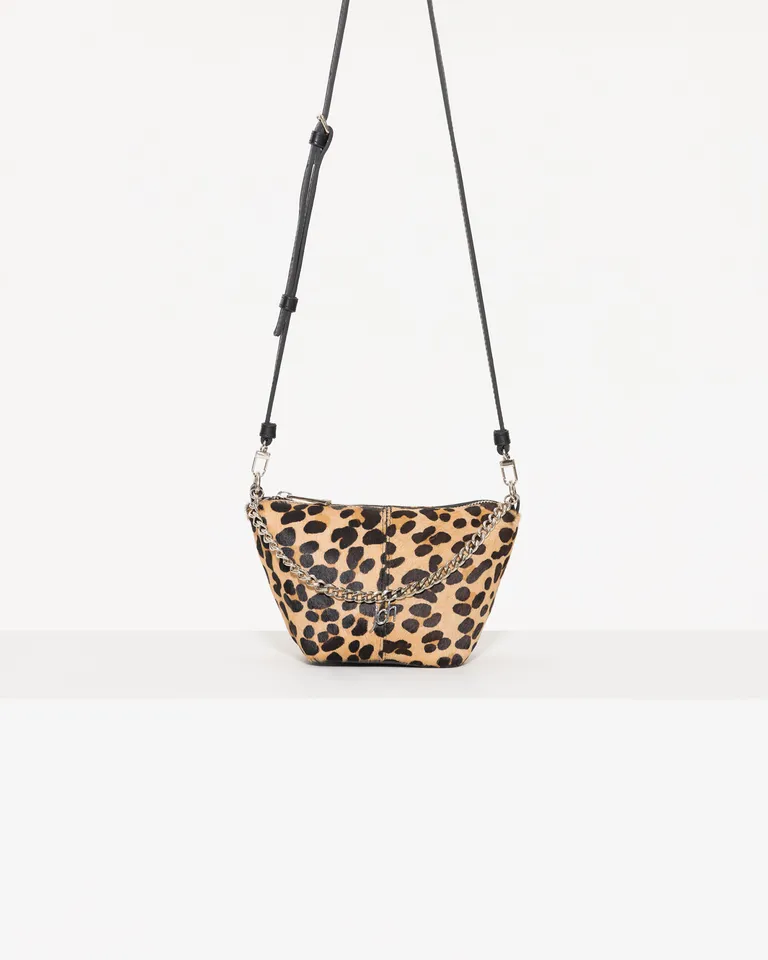 Bolso bandolera con estampado de animal salvaje y detalles en cuero de Jazmin Chebar en Bolsos y Carteras para argentina