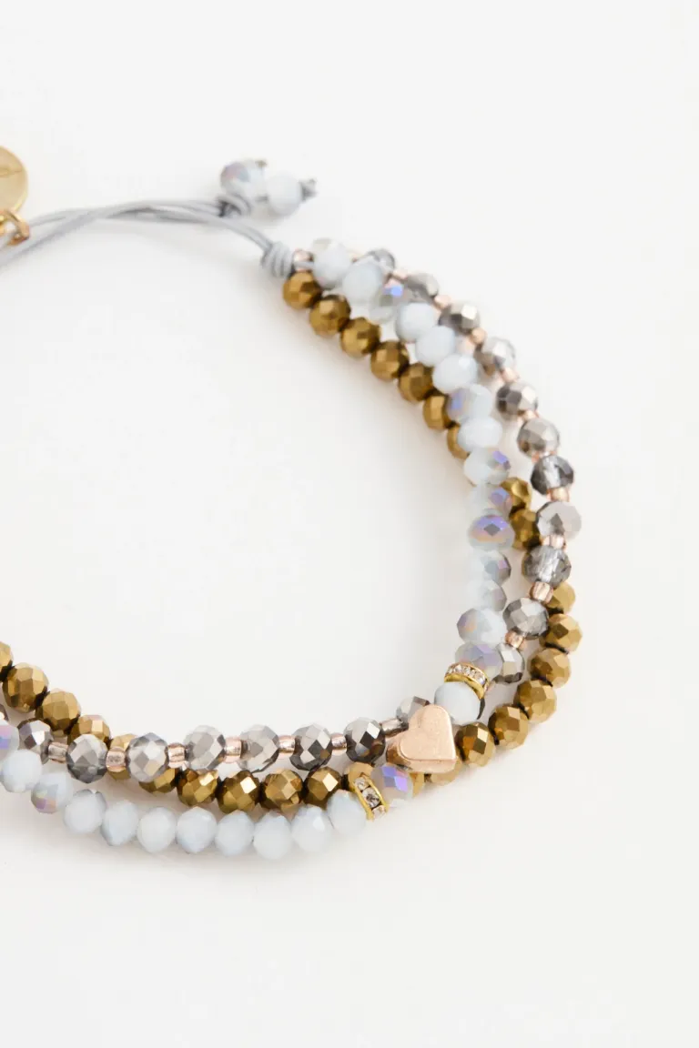 Pulsera con tres vueltas de piedras facetadas y dije de corazón con sistema regulable de Rapsodia en Bijouterie para argentina