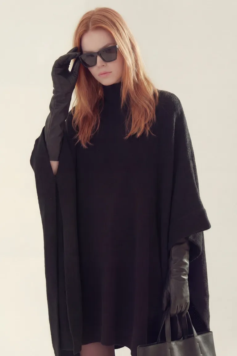 Poncho de cuello alto con diseño holgado y caída estructurada para mujer de Akiabara en Capas y Ponchos para argentina