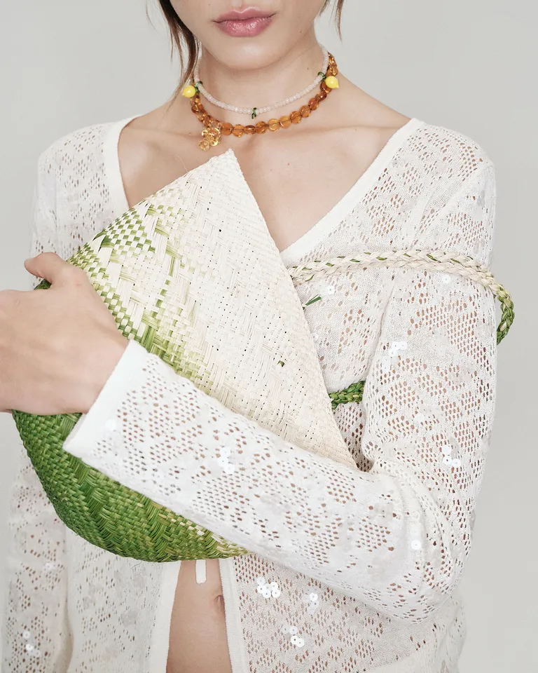 Cartera tipo cesta artesanal con charm colgante y detalle de botón de Jazmin Chebar en Bolsos y Carteras para argentina