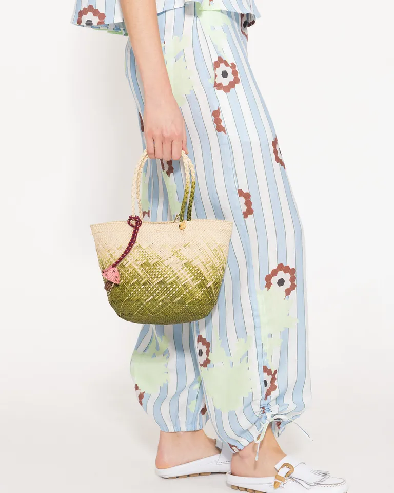 Cartera tipo cesta artesanal con charm colgante y detalle de botón de Jazmin Chebar en Bolsos y Carteras para argentina