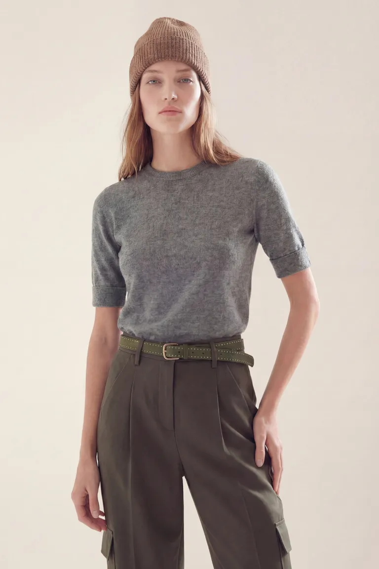 Sweater de tejido fino con cuello redondo y mangas cortas de ajuste clásico de Akiabara en Buzos y Sweaters para argentina