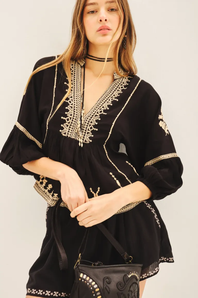 Elegante blusa negra con bordados y mangas amplias para mujer de Rapsodia en Camisas para argentina