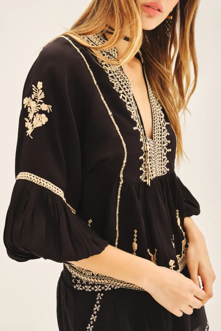 Elegante blusa negra con bordados y mangas amplias para mujer de Rapsodia en Camisas para argentina