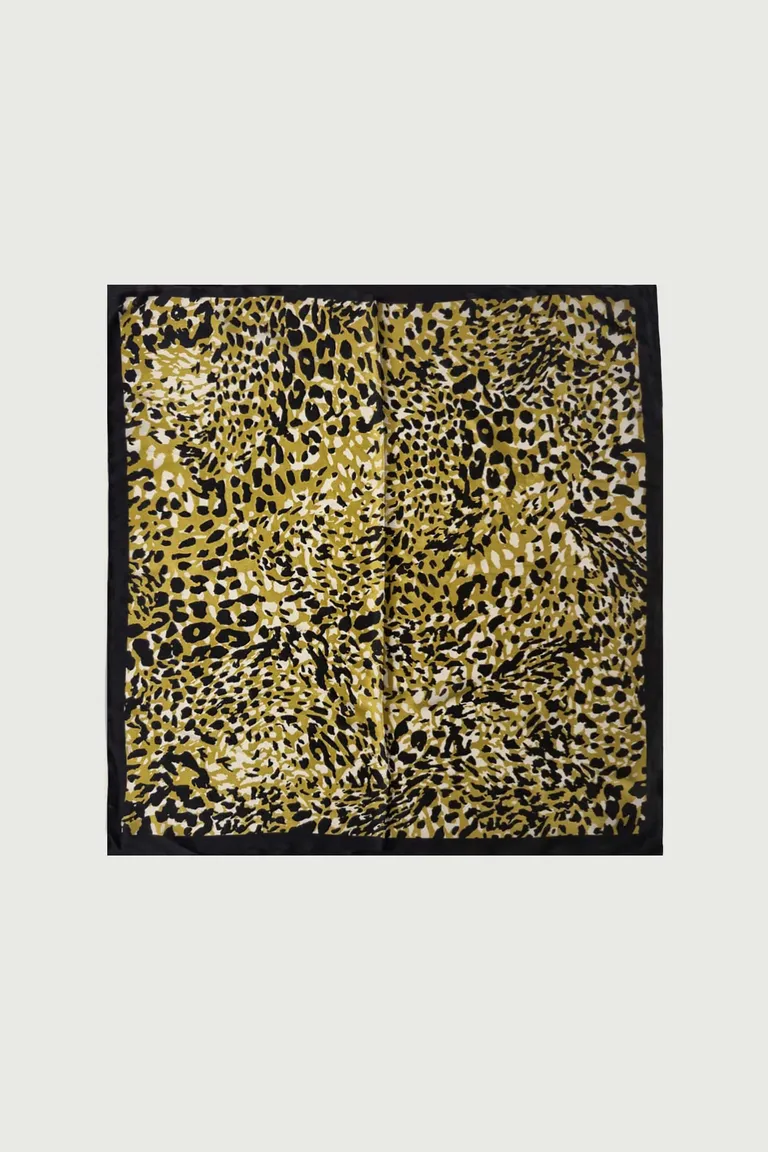 Pañuelo de seda con estampado animal print en tonos vibrantes de Markova en Bufandas y Pañuelos para argentina