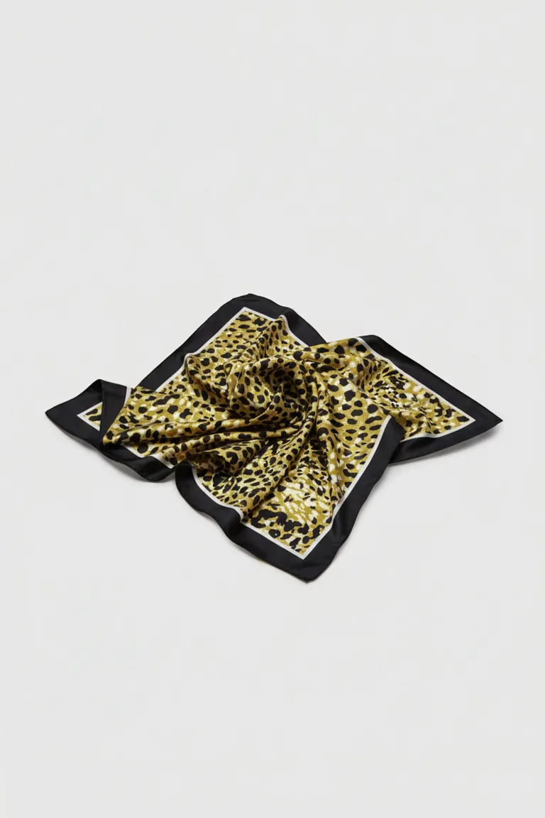Pañuelo de seda con estampado animal print en tonos vibrantes de Markova en Bufandas y Pañuelos para argentina