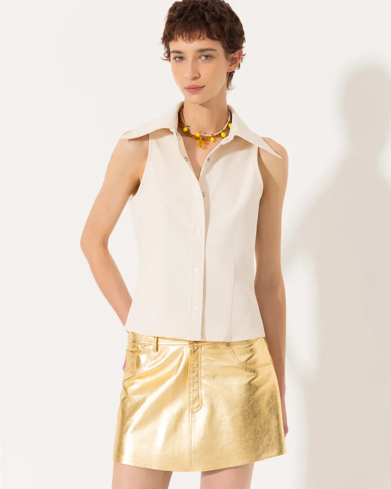 Shorts cortos de cuero dorado con diseño estructurado y bolsillos de Jazmin Chebar en Shorts para argentina