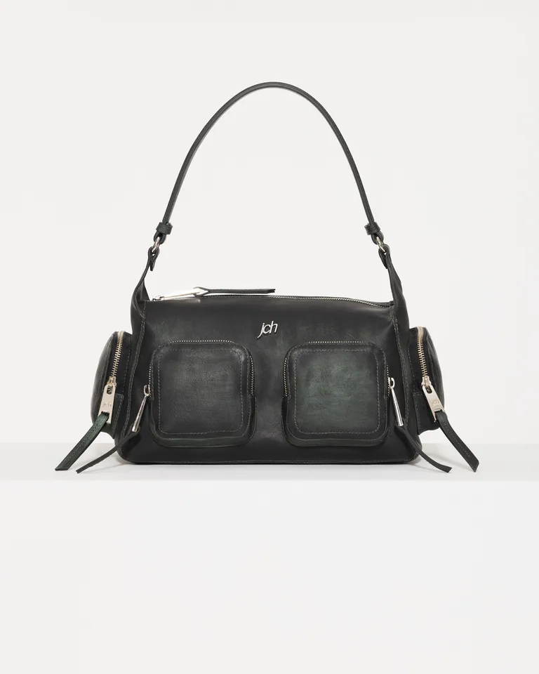 Cartera de cuero negro con bolsillos y cierres, diseño elegante y versátil de Jazmin Chebar en Bolsos y Carteras para argentina