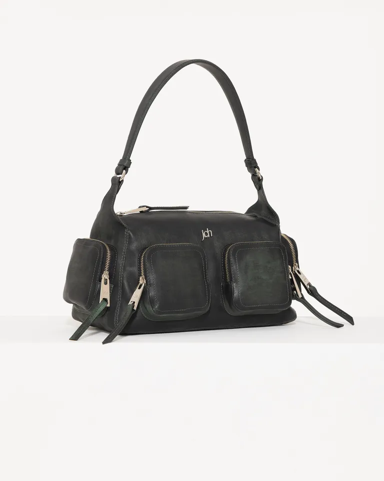 Cartera de cuero negro con bolsillos y cierres, diseño elegante y versátil de Jazmin Chebar en Bolsos y Carteras para argentina