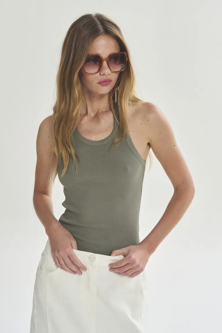 Musculosa verde de corte moderno y elegante para mujer de Akiabara en Tops para argentina