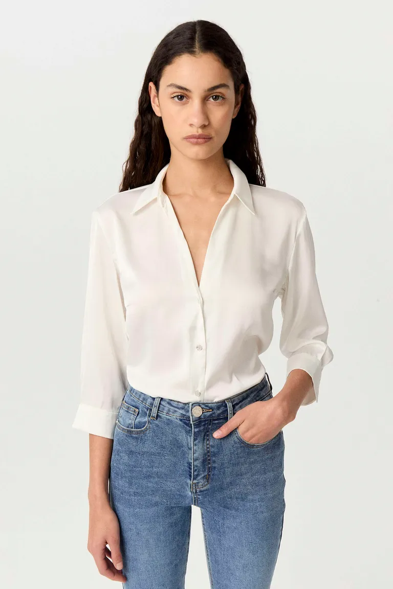 Camisa de seda satinada con escote en V y detalles metálicos en el cuello de Markova en Camisas para argentina