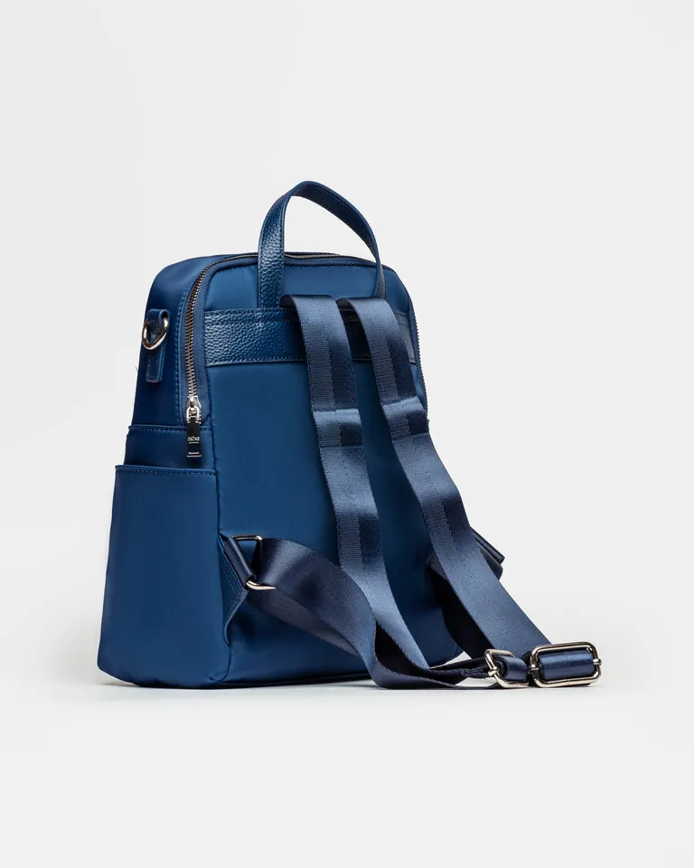 Mochila moderna de nylon con detalles funcionales y de tendencia de Prüne en Mochilas para argentina