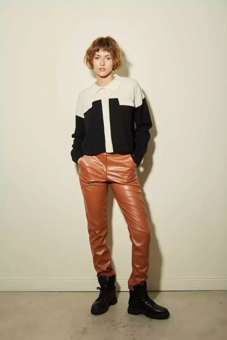 Pantalón eco-cuero de tiro alto, corte recto y elegante diseño de Audaz en Pantalones para argentina