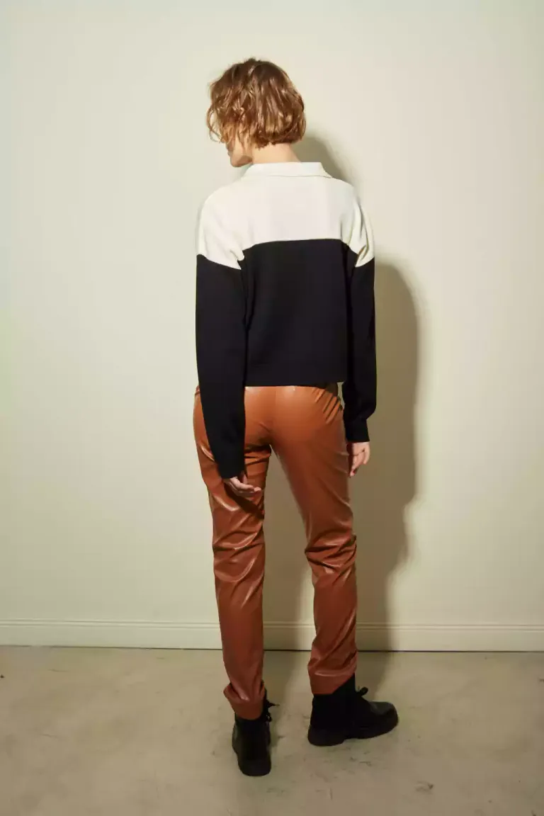 Pantalón eco-cuero de tiro alto, corte recto y elegante diseño de Audaz en Pantalones para argentina