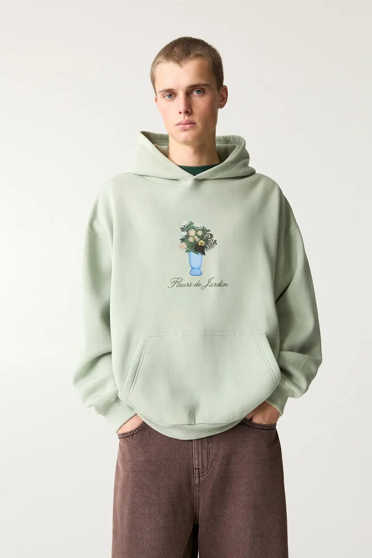Sudadera capucha flores jardín de Pull&Bear en Buzos y Sweaters para argentina