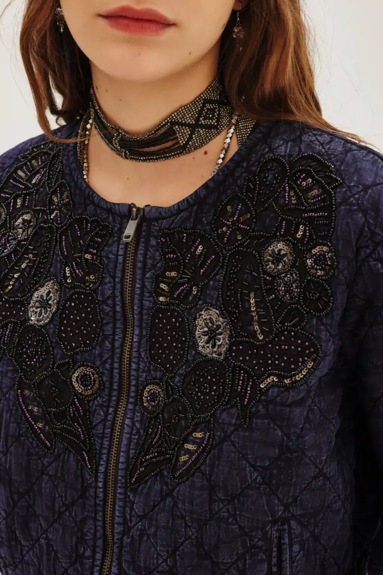 Campera bomber corta con bordados detallados y cierre frontal de Rapsodia en Chaquetas para argentina